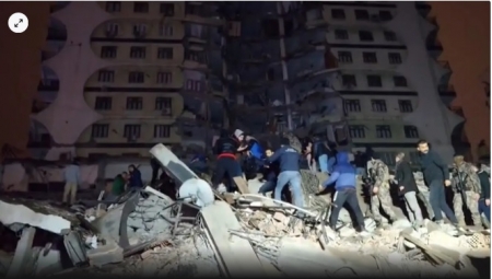زلزال عنيف يضرب تركيا.. قتلى وجرحى وحصار العشرات تحت أنقاض المباني المهدمة