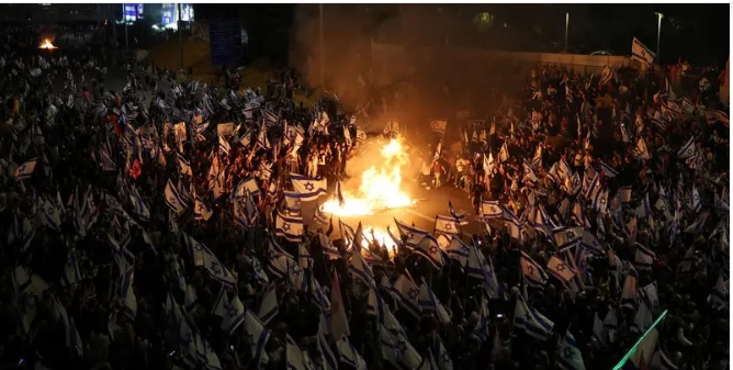 عقب إقالة غالانت.. متظاهرون يتجهون لمنزل نتنياهو والبيت الأبيض يعلق: ما يجري في إسرائيل سيؤثر على أمنها وجيشها