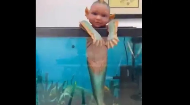 بوجه طفل باسم وجسم سمكة.. فيديو لمخلوق غريب يثير الريبة (فيديو)