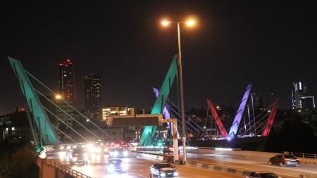 إضاءة جسر عبدون بألوان العلم السوري