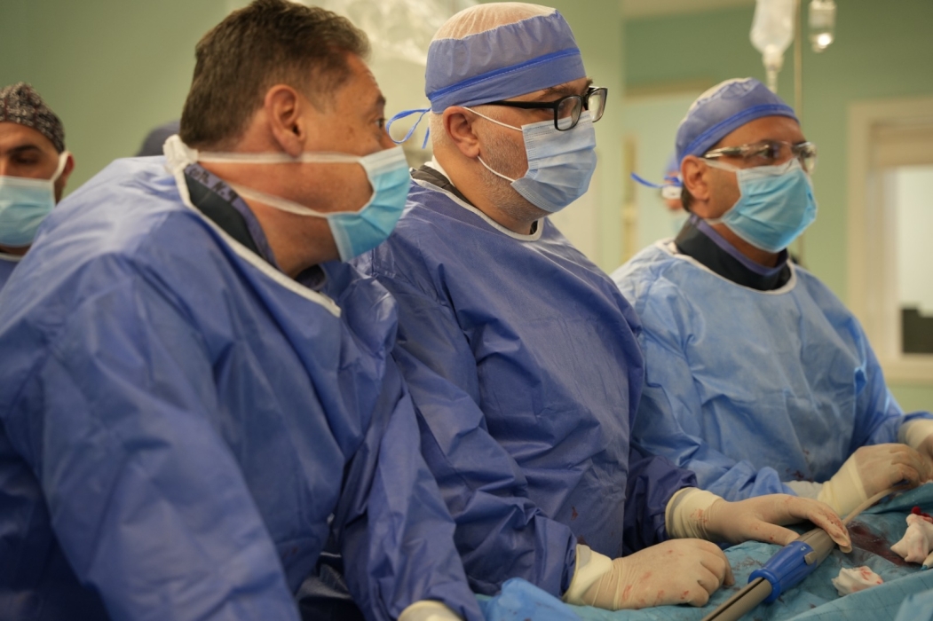 عملية جراحية نوعية بمستشفى الكندي لمصاب يعاني من تهتك في الشريان الابهري الهابط  فيديو وصور
