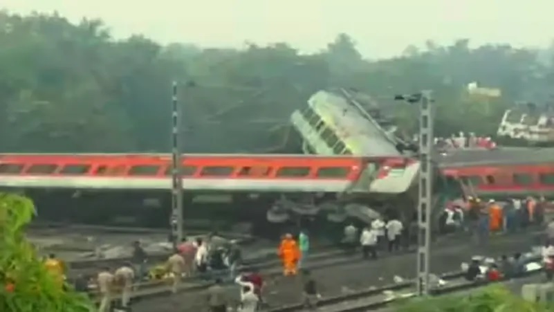 شاهد اصطدامات بين 3 قطارات بالهند قتلت 288 شخصاً مع 900 جريح