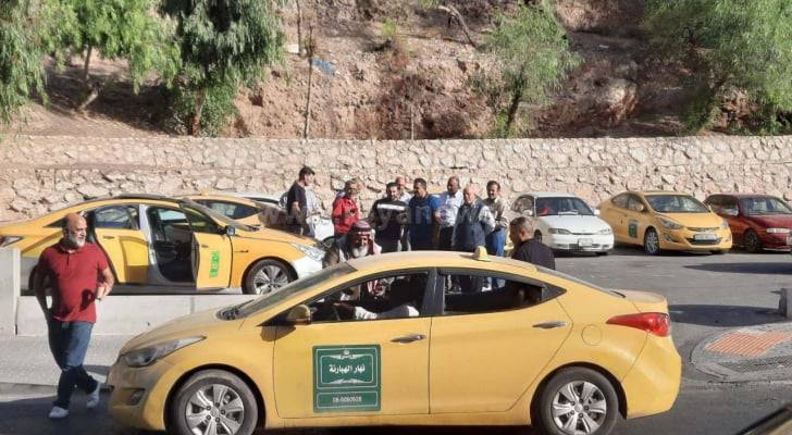 سائقو التاكسي العمومي في عمان يطالبون الحكومة بصرف دعم المحروقات