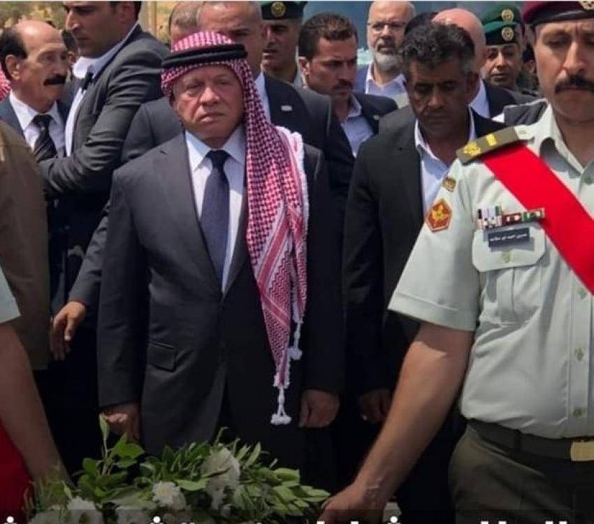 الملك وولي العهد يشاركان في تشييع جثمان العين الشوابكة (صور)