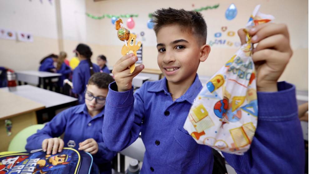 بدء توزيع وجبات غذائية على طلاب مدارس حكومية في 8 مديريات