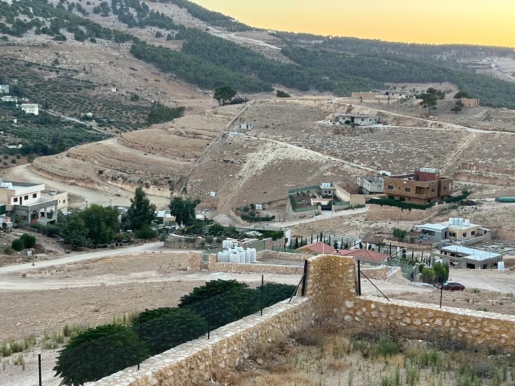 الإسكان المجاور لحي الحناحنه في بلدية عين الباشا بلاخدمات منذ سنوات و لا احد يجيب