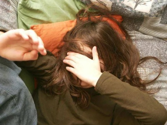 جنايات عمان تباشر النظر بقضية ضرب طفلة بـمشرط على وجهها (تفاصيل صادمة)