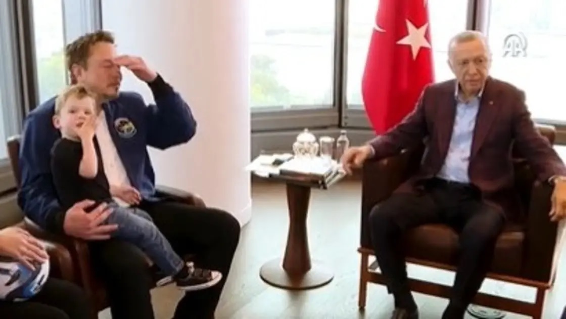 بالفيديو... سؤال ولا أغرب طرحه أردوغان على ماسك وهو يحمل طفله!؟