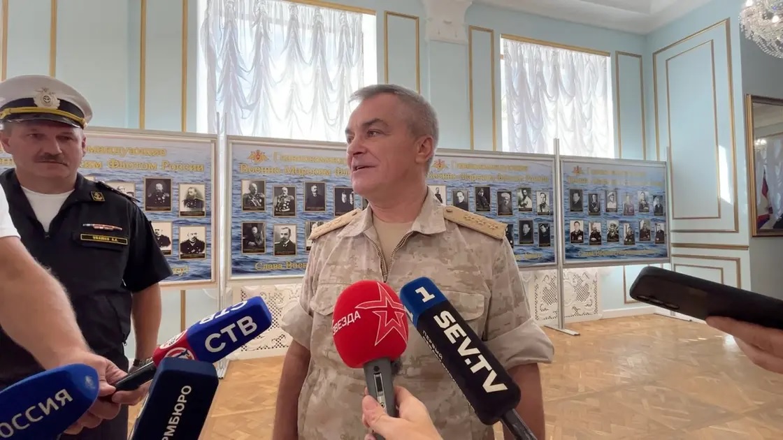 جنرال روسيا القتيل يطل بفيديو.. حياً يرزق يوزع ميداليات (شاهد)