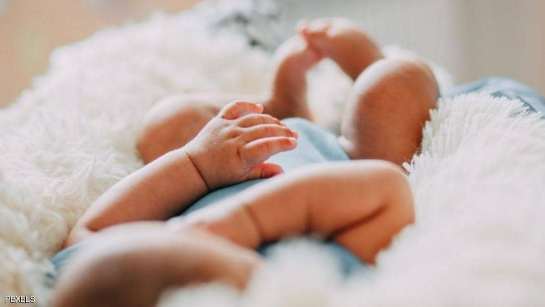 مقطع يحبس الأنفاس .. إخراج جنين حي من رحم أمه الشهيدة