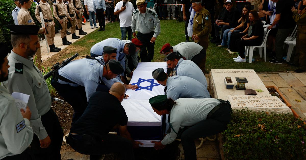 مدير مقبرة عسكرية يكشف هول الخسائر في صفوف الجيش الإسرائيل :دفنا 50 جنديا في يومين..