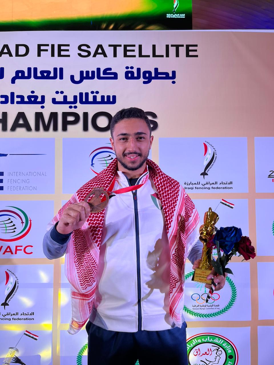طالب جامعة عمان الأهلية أسامة المصري يتألق في بطولة كأس العالم للمبارزة