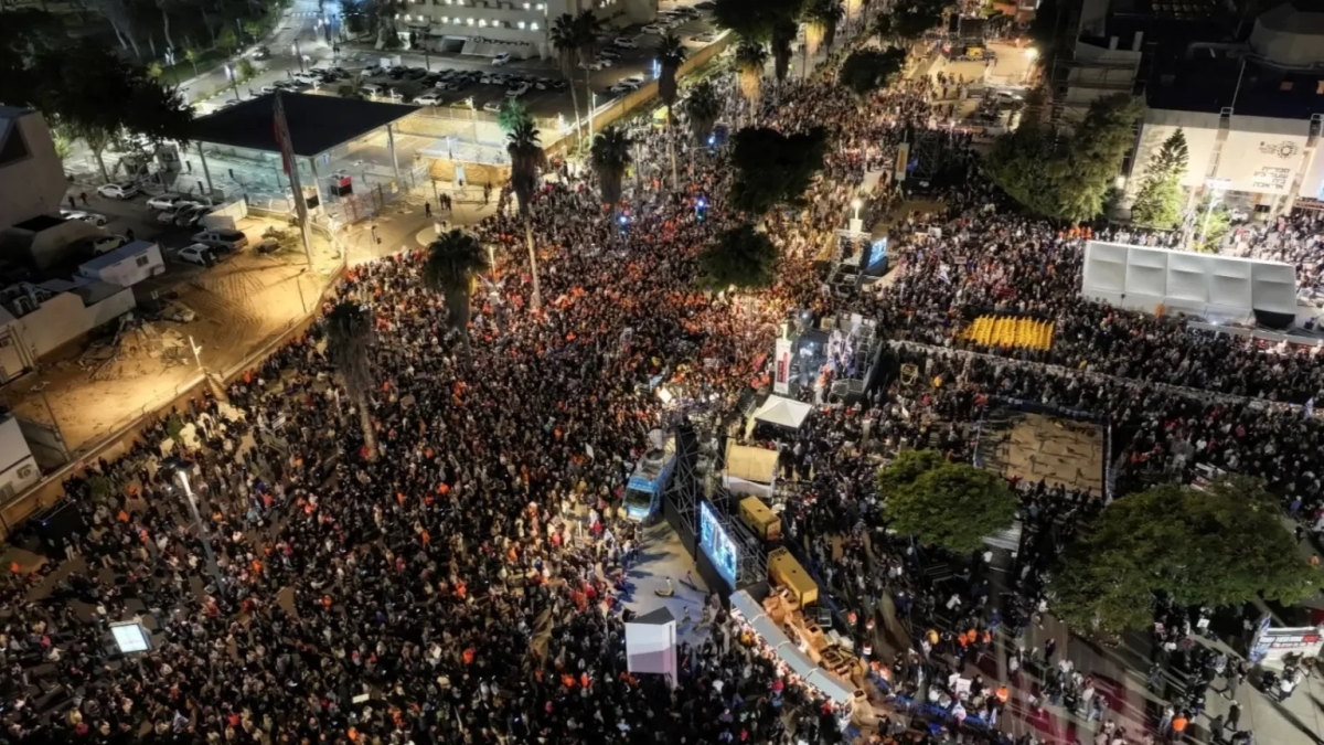 آلاف الإسرائيليين يتظاهرون في (تل أبيب) لإطلاق سراح باقي الأسرى بغزة