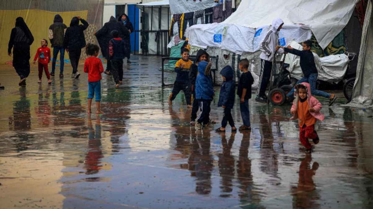 غرق عشرات مراكز الإيواء في قطاع غزة بفعل مياه الأمطار الغزيرة