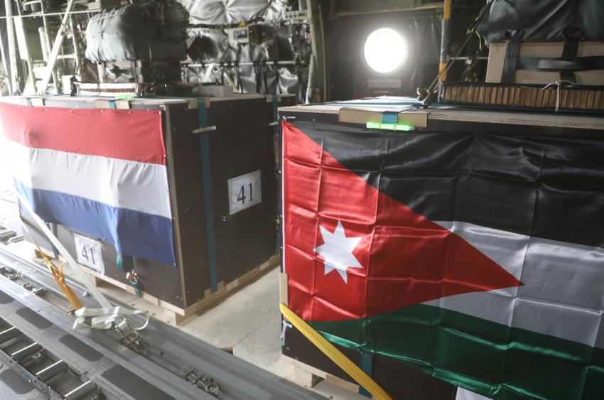 إنزال جوي أردني هولندي مشترك شمال قطاع غزة.. صور