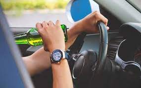 ضبط سائق يتناول الكحول أثناء القيادة على الصحراوي