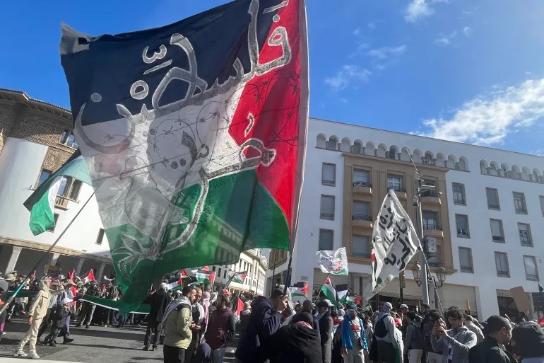 جاؤوا من مدن بعيدة.. مسيرة لآلاف المغاربة بالرباط دعما لغزة ورفضا للتطبيع (صور)