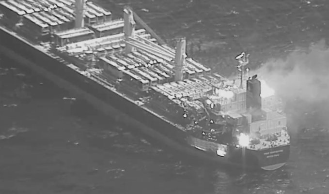 امريكا تتوعد.. مقتل 3 واصابة اثنين من طاقم ترو كونفيدنس بهجوم قبالة اليمن.. والأمواج تجرف السفينة