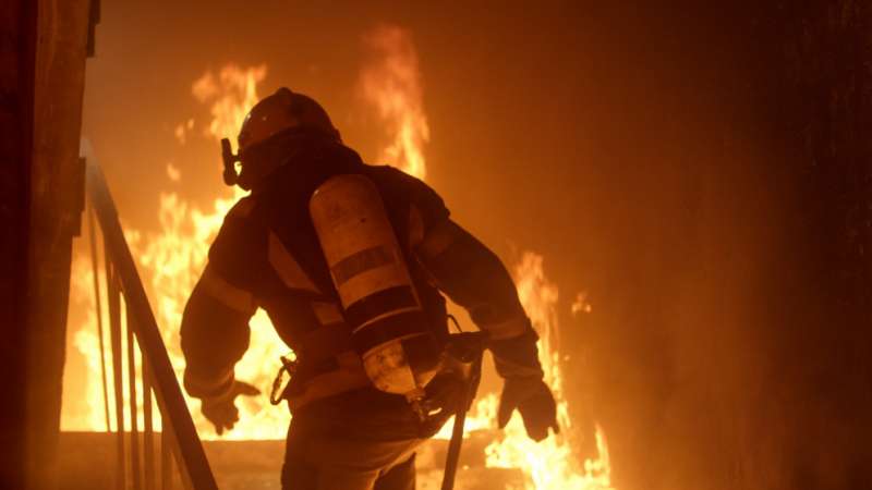وفاة سيدة وإصابة زوجها بحريق منزلهما في الجاردنز