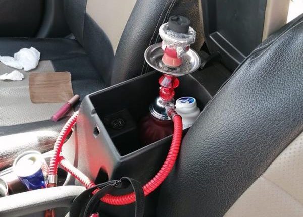 ضبط سائق مركبة شحن يدخن الأرجيلة أثناء القيادة