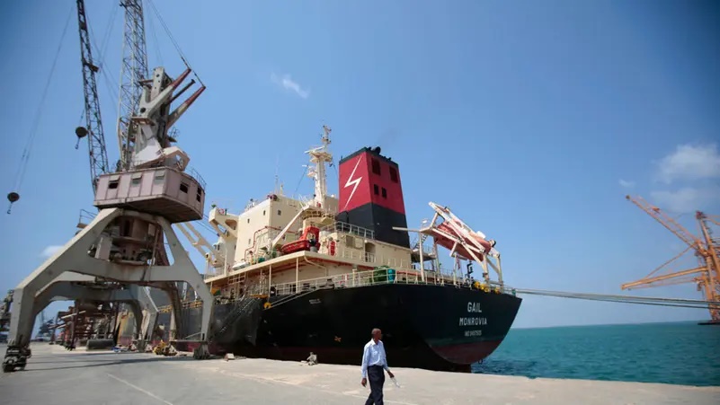 قبالة سواحل اليمن.. صاروخ حوثي يضرب سفينة تجارية