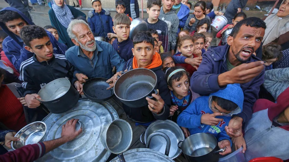 2000 طن مساعدات غذائية بريطانية دخلت قطاع غزة عبر الأردن