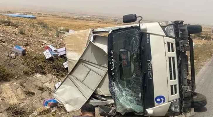 إصابتان بتدهور شاحنة في الصحراوي