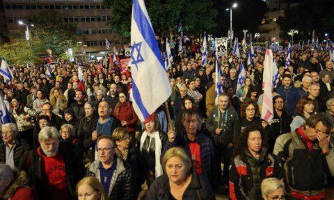 آلاف الإسرائيليين يتظاهرون للمطالبة بإقالة نتنياهو ومحاسبته