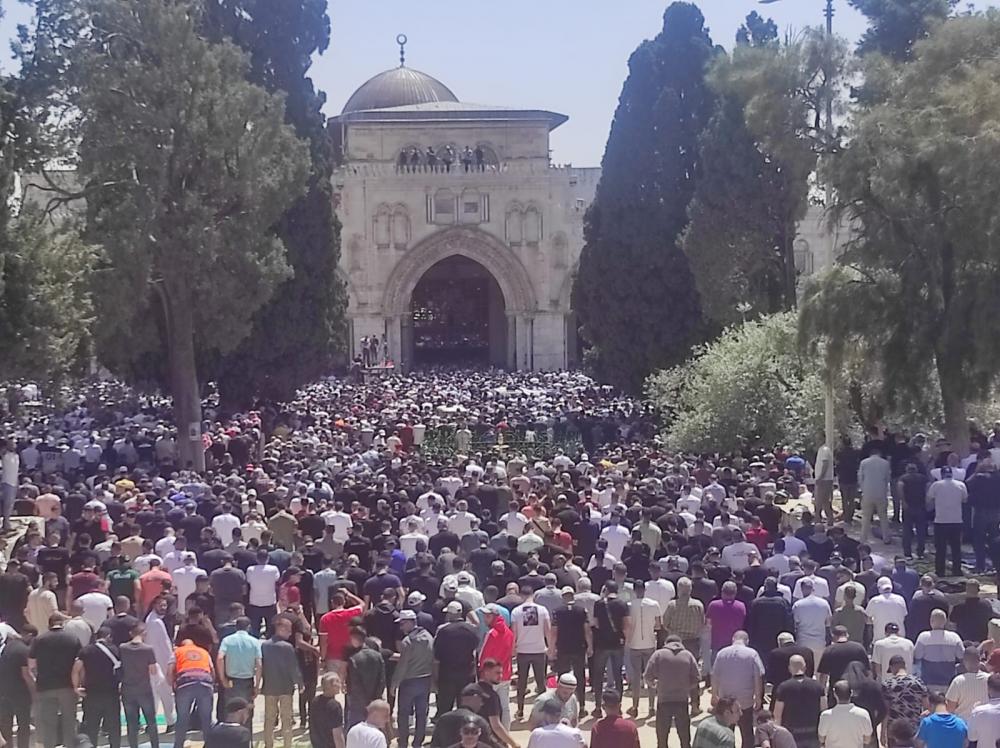 60 ألفا يؤدون صلاة عيد الفطر في المسجد الأقصى