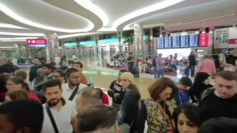 بعد ليلة عاصفة عطلت الرحلات.. تكدس للمسافرين في مطار دبي