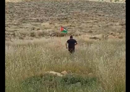 كمين العلم.. لحظة انفجار عبوة ناسفة بمستوطن إسرائيلي حاول إسقاط علم فلسطين (فيديو)