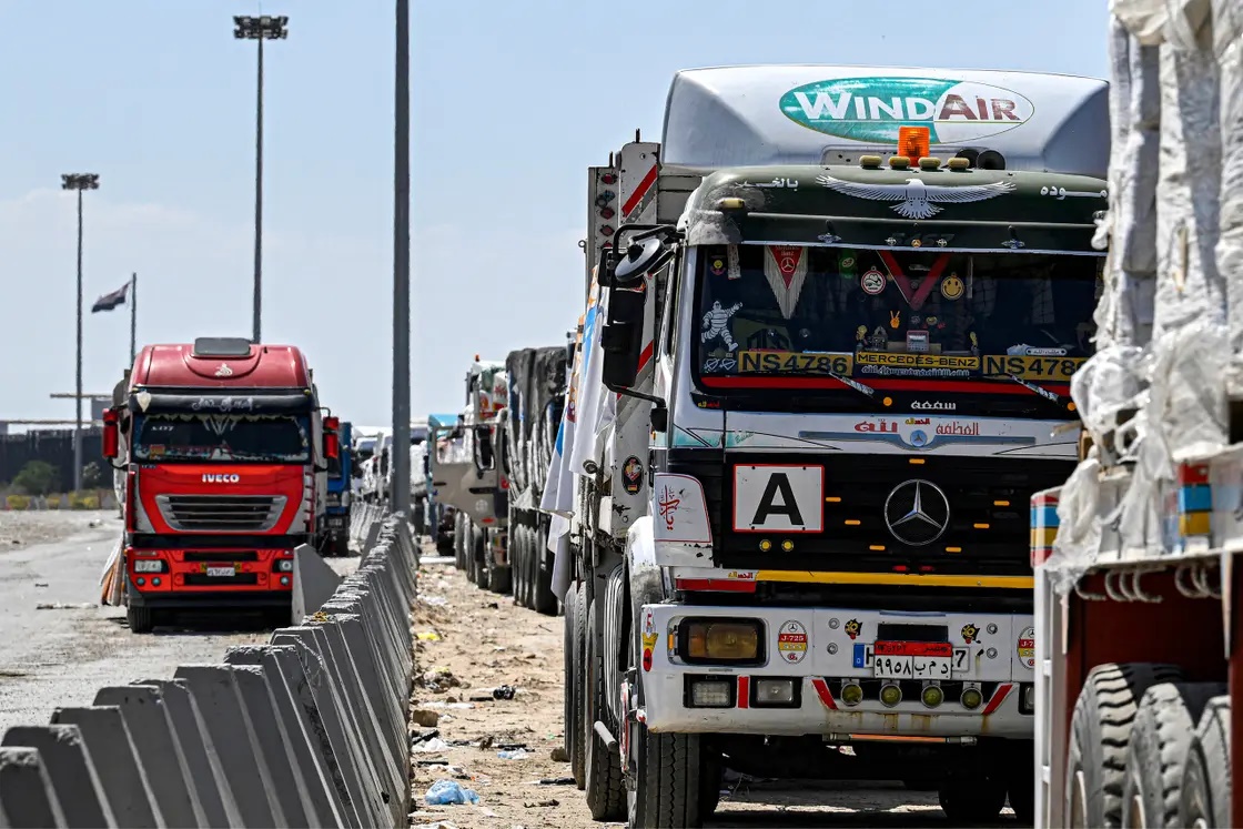 دخول شاحنات مساعدات من مصر لقطاع غزة عبر معبر كرم أبو سالم