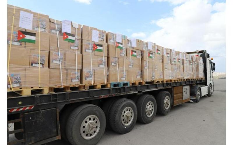 الأردن يسير 40 شاحنة الى غزة محملة بالطرود الغذائية الأساسية