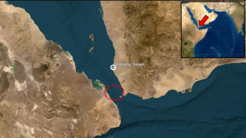 بعد تضرر واحتراق سفينتين.. حادث مريب جنوب المخا قبالة اليمن