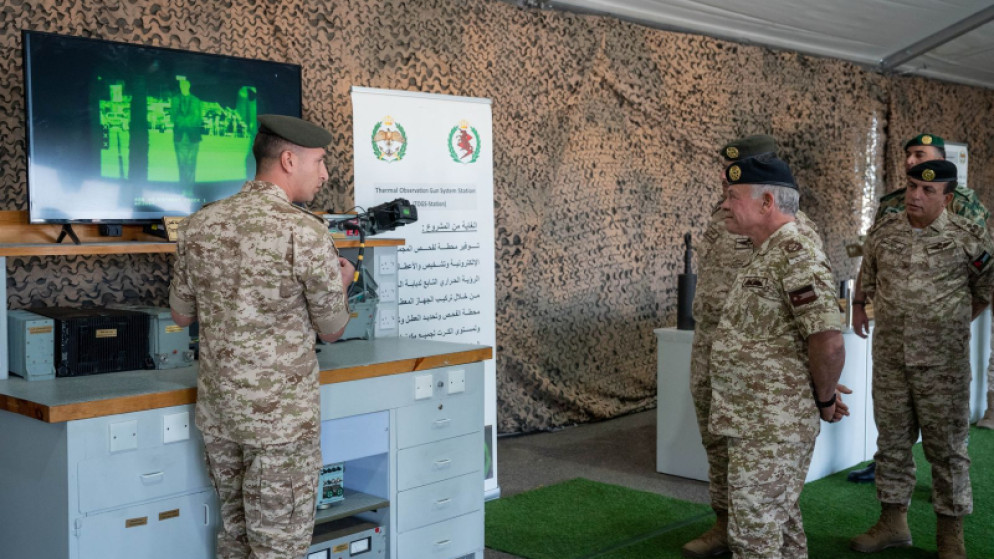 الملك يشيد بجهود الجيش في حماية حدود الوطن وصون مقدراته