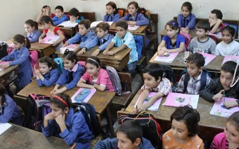 التربية تحسم الجدل حول اختلاط الطلبة في الصفوف.. ومصير المعلمين بعد قرار التأنيث!