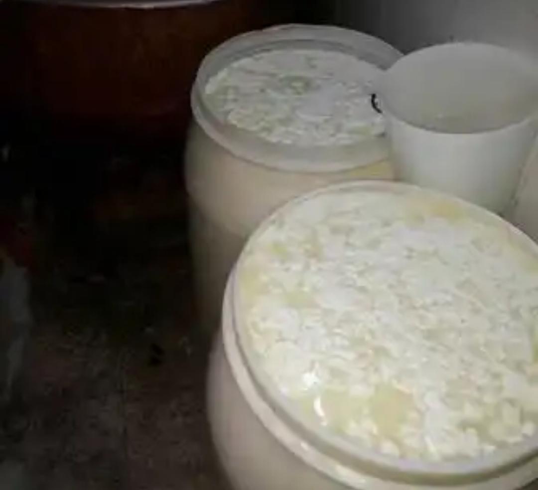 نائب اردني يسأل الحكومة: لماذا لا يتم الاعلان عن اسماء الشركات التي تضبط بحوزتها مواد غذائية فاسدة.. وآخرها الحليب؟!