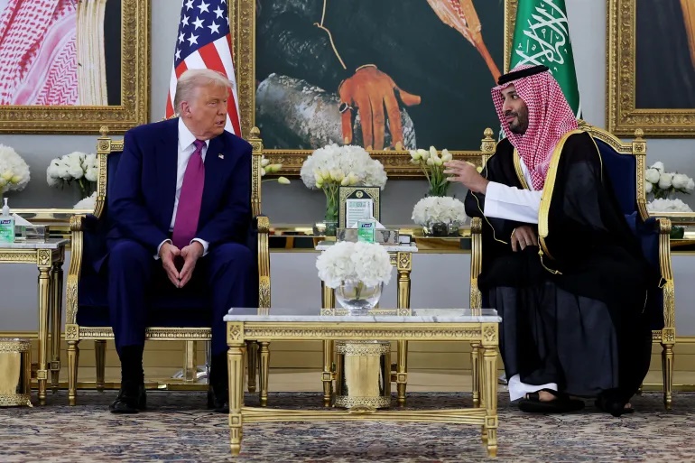 ترامب يصل إلى السعودية في مستهل جولة بالمنطقة.. وبن سلمان في استقباله