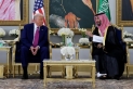 ترامب يصل إلى السعودية في مستهل جولة بالمنطقة.. وبن سلمان في استقباله
