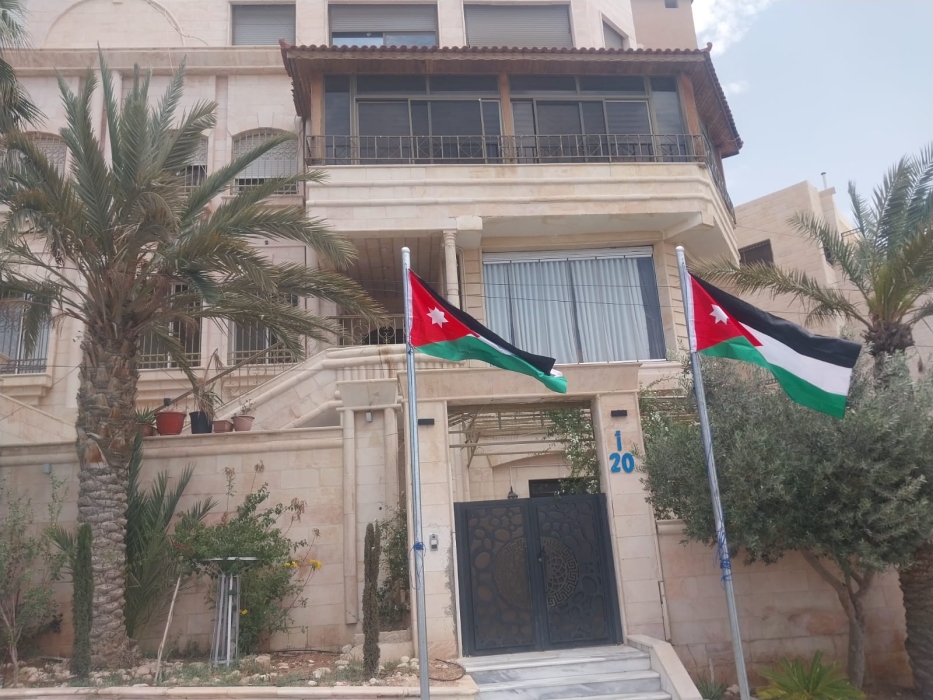 في بادرة وطنية هي الأولى بالزرقاء.. المومني يغرس ساريتي علم أمام منزله احتفالاً بعيد الاستقلال