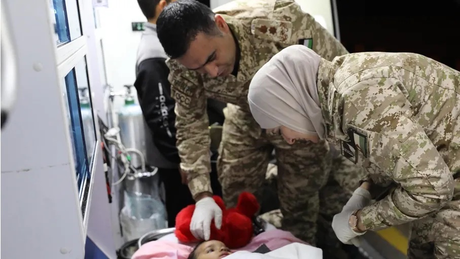 القوات المسلحة تخلي 4 أطفال غزيين مصابين بالسرطان للعلاج في الأردن