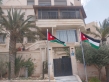 في بادرة وطنية هي الأولى بالزرقاء.. المومني يغرس ساريتي علم أمام منزله احتفالاً بعيد الاستقلال
