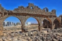 صدفة عجيبة .. جرافة تصطدم بمبنى وتكشف آثارًا جديدة في أم الجمال!!