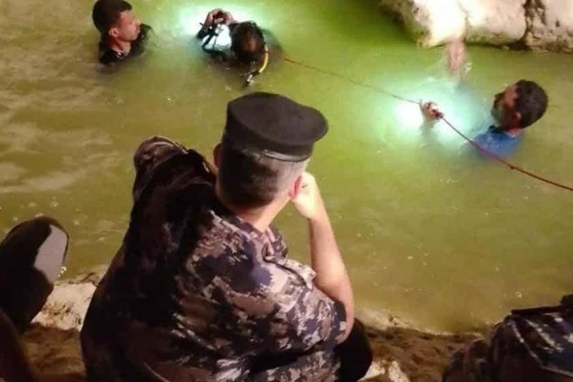 بالصور... انتشال جثة فتى وإنقاذ آخر غرقا في سد وادي الموجب