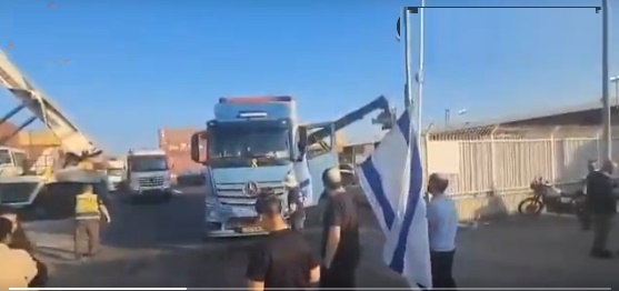 إسرائيليون يحاولون منع دخول المساعدات لغزة.. فيديو يوثق (شاهد)
