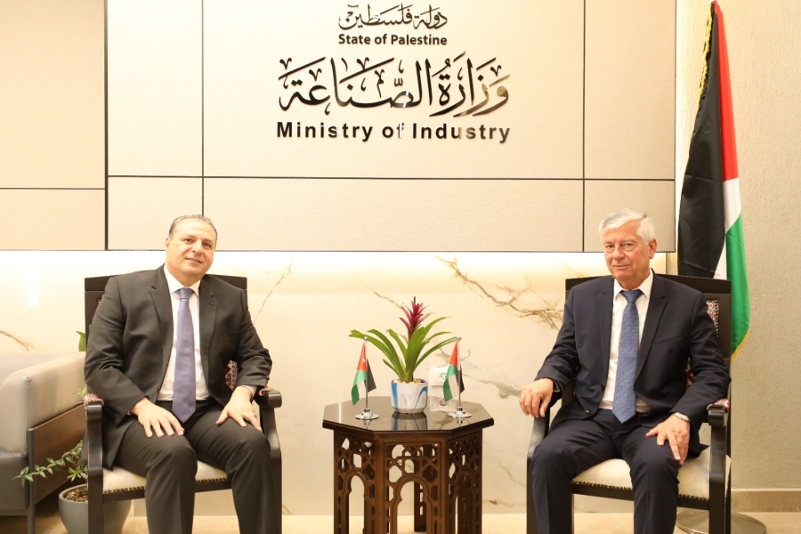 السفير الاردني في فلسطين عصام البدور يلتقي وزير الصناعة الفلسطيني برام الله