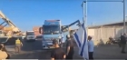 إسرائيليون يحاولون منع دخول المساعدات لغزة.. فيديو يوثق (شاهد)