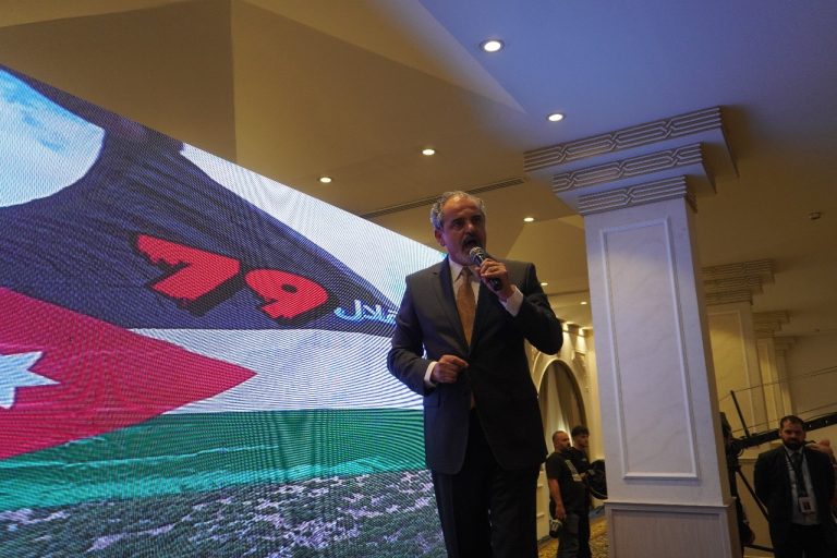 وسط الهتافات والتصفيق.. اشرف الزعبي يلهب حماس الحضور مع اقتراب انتخابات نقابة المحامين (شاهد)