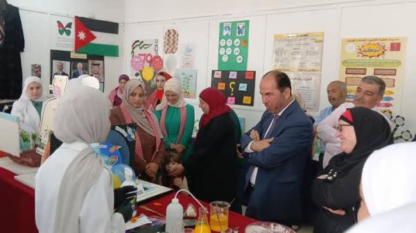 الحوامدة يفتتح منصة العز والفخر ومعرض الوسائل التعليمية في مدرسة الطرة