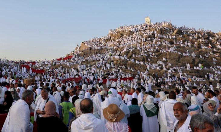 قرابة 1.5 مليون حاج يتوافدون إلى صعيد عرفات لأداء الركن الأعظم